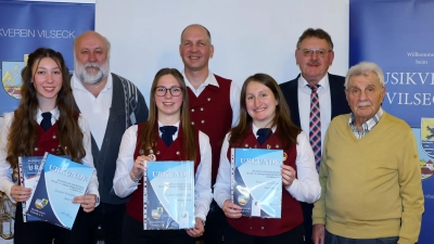 Langjährige Musiker und Mitglieder des Musikvereins Jasmin und Nadine Winklmann, Franziska Glaser und Richard Schmid (vorne v.l.n.r.) wurden in der Generalversammlung von Kreisvorsitzenden Werner Stein, Vorsitzenden Christian Winklmann und Bürgermeister Hans-Martin Schertl geehrt. (hinten v.l.n.r,). (Bild: Isabella Rauscher)