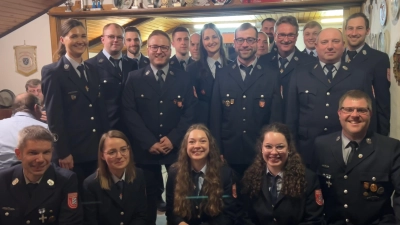 Die neu gewählte Vorstandschaft der Feuerwehr Löschwitz-Kaibitz wurde einstimmig bestätigt.  (Bild: Theresa Frank)