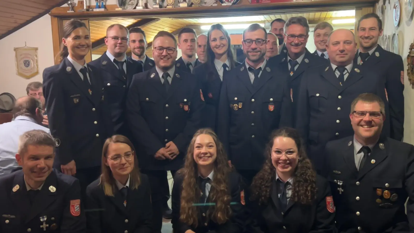 Die neu gewählte Vorstandschaft der Feuerwehr Löschwitz-Kaibitz wurde einstimmig bestätigt.  (Bild: Theresa Frank)