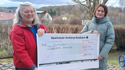 Vorsitzende Frau Anita Knorr und KiTa-Leiterin Frau Anita Klatzl bei der Übergabe der Spende (Bild: Anita Knorr)