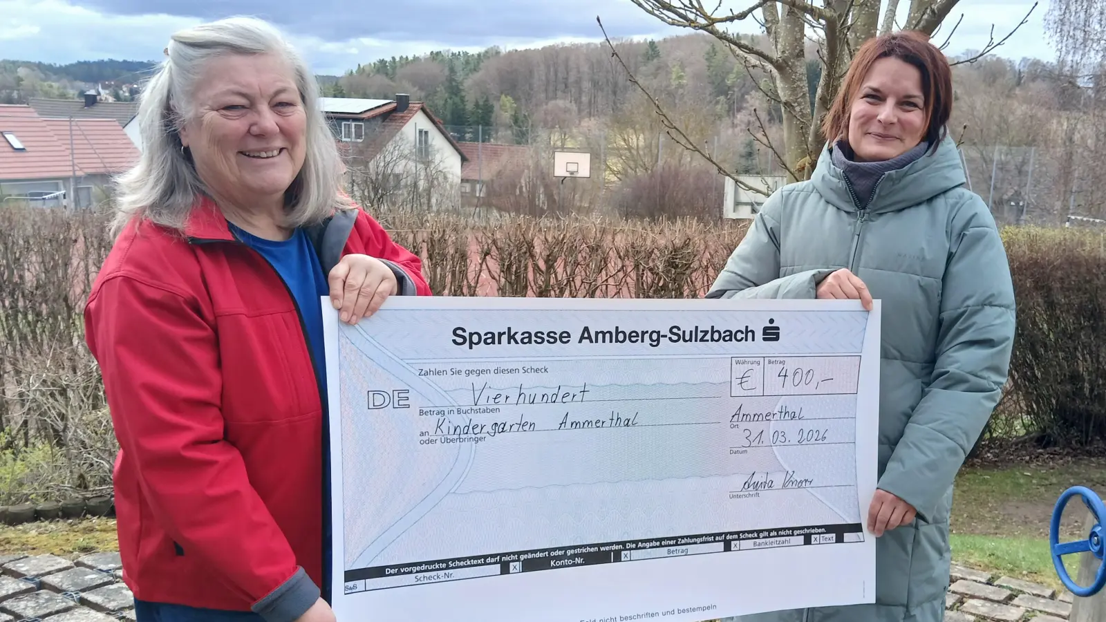 Vorsitzende Frau Anita Knorr und KiTa-Leiterin Frau Anita Klatzl bei der Übergabe der Spende (Bild: Anita Knorr)