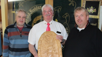 Foto 05: Der Sieger der Sebastian-Scheibe war dieses Jahr Bonifats Vogl. Gestiftet von Franz Servi (links). Pfarrer Albert Hölzl gratuliert sehr herzlich. (Bild: Nikolaus Scherr)