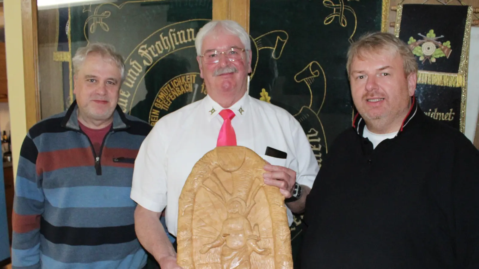 Foto 05: Der Sieger der Sebastian-Scheibe war dieses Jahr Bonifats Vogl. Gestiftet von Franz Servi (links). Pfarrer Albert Hölzl gratuliert sehr herzlich. (Bild: Nikolaus Scherr)