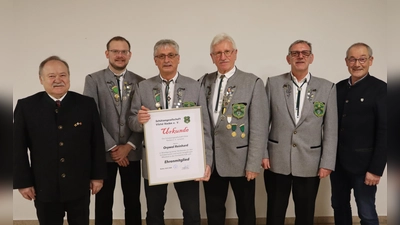 Mit Reinhard Orywol (3.v.l.) hat die SG Vilstal Rieden ein drittes Ehrenmitglied. Dazu gratulierten Deutscher Schützenbund-Ehrenmitglied Ludwig Mayer (v.l.), Erster Schützenmeister Thomas Graf, Ehrenmitglied Klaus Jaintzyk, Zweiter Schützenmeister Thorsten Malotta und Erster Bürgermeister Erwin Geitner. (Bild: Michael Rabenhofer)