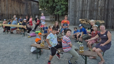 Zusammen mit dem Zitherclubteam hatten die Kinder viel Spaß beim Stockbrotgrillen. (Bild: Heidi Banzer)