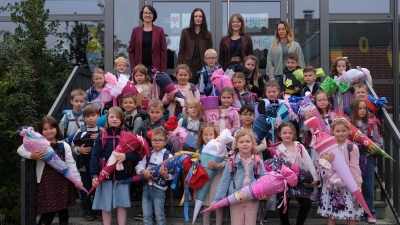 Die 28 Abc-Schützen der Grundschule Luhe-Wildenau mit Rektorin Sandra Landgraf und den Klassenlehrkräften Alexandra Reitinger, Sabrina Reich und Christina Scharl-Braunagel (von links). (Bild: Jessica Danner)