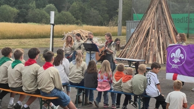 Pfadfinder der Pfarrei St. Michael Poppenricht bei der Andacht vor der Feuersegnung  (Bild: Christian Gottwald)