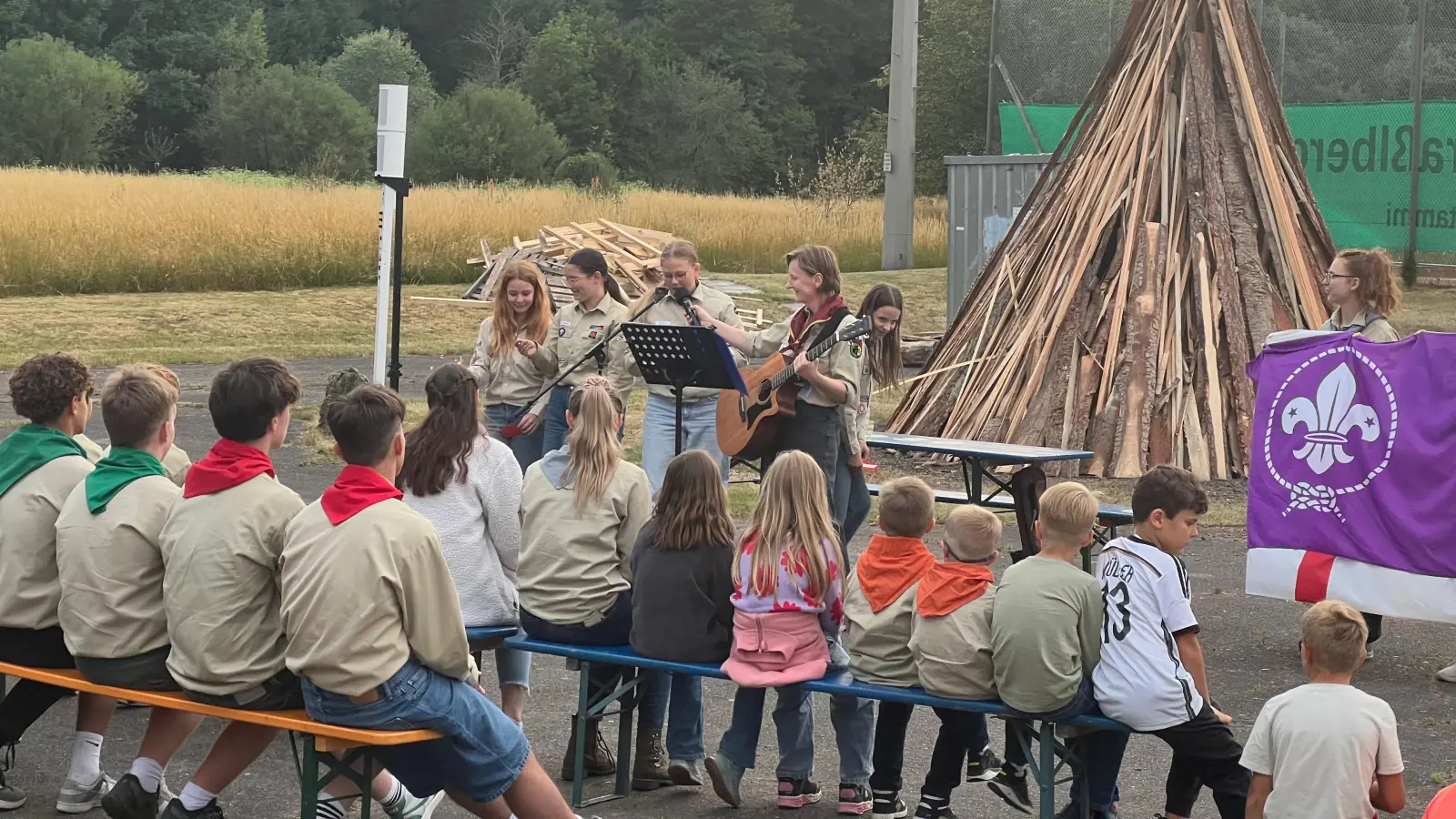 Pfadfinder der Pfarrei St. Michael Poppenricht bei der Andacht vor der Feuersegnung  (Bild: Christian Gottwald)