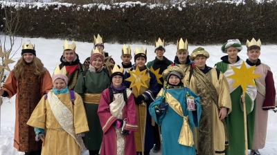 Evangelische und katholische Kinder und Jugendliche machten sich als festlich gekleidete Könige auf den Weg. (Bild: Uwe Guttenberger)