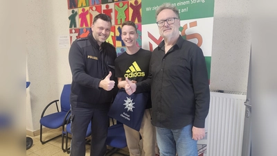 Gewinnübergabe an Merlin Reger (Bild: Nicole Gleißner)