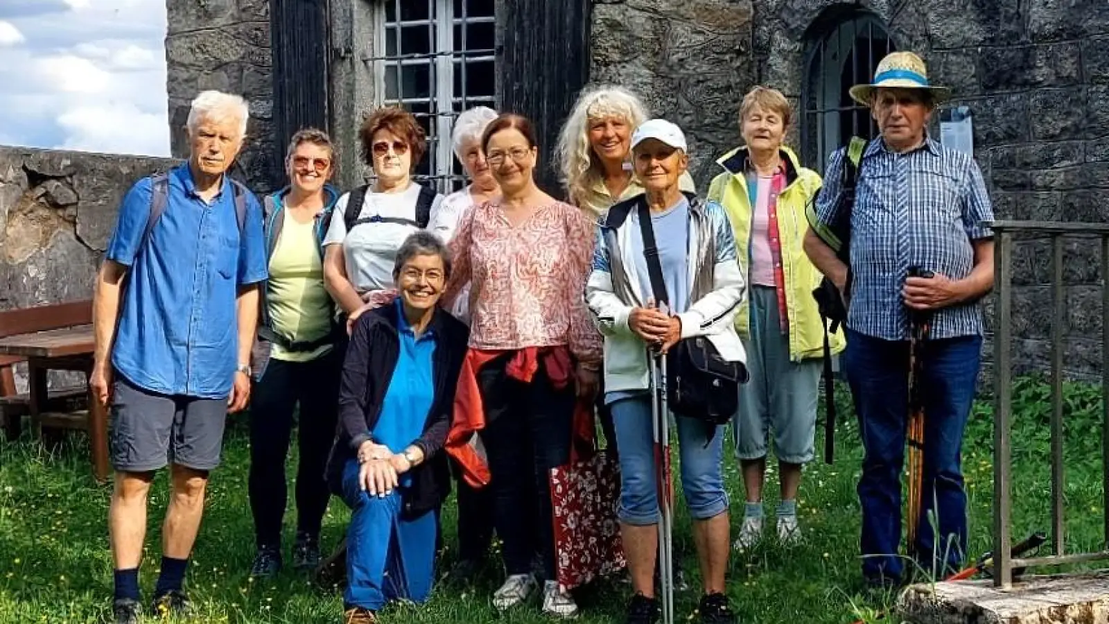 Die Pilgergruppe der KAB während ihrer Wanderung entlang am Grünen Band. Hier am Grenzlandturm Bärnau (Foto: Brigitta Alkofer) (Bild: Brigitta Alkofer)