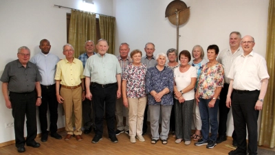 Nach der Ehrung im Pfarrheim durften die treuen Mitglieder das Bruderschaftsfest in geselliger Runde mit Ruhestandspfarrer Max Stigler und Pfarrvikar Kenneth Onuoha (von links) sowie Pfarrer Herbert Rösl und Kirchenpfleger Jakob Kiener (von rechts) ausklingen lassen. (Bild: Josef Böhm)