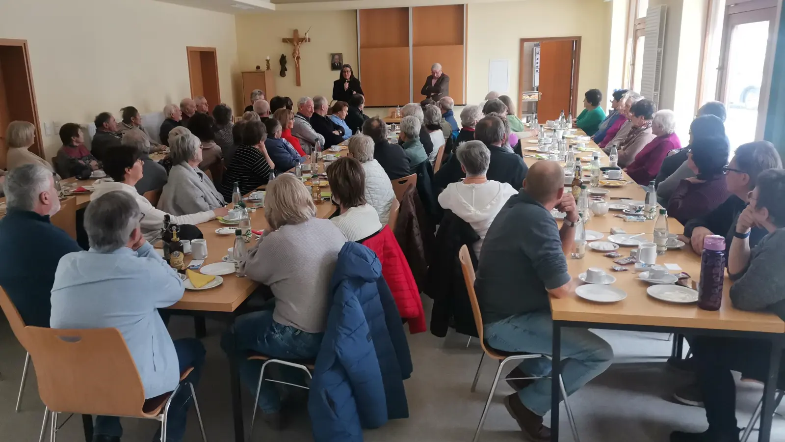 Carola Riederer vom Betreuungsverein Schwandorf (vorne links)und Annemarie Mösbauer begrüßten den Referenten Anton Ruhland vorne rechts). (Bild: Annemarie Mösbauer)