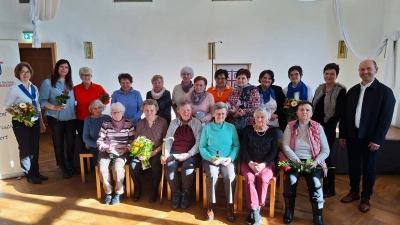 Die geehrten und neuen Mitglieder des Frauenbunds Ensdorf mit Bürgermeister Hans Ram, stellvertretender Diözesanvorsitzenden Rita Kleierl und Vorsitzender Monika Auer (stehend v. rechts) (Bild: Lothar Trager)
