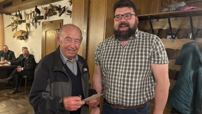 BJV-Kreisgruppenvorsitzender Stefan Frank (rechts) zeichnete Heinrich Windisch für 60 Jahre Mitgliedschaft im Jagdverband aus. (Bild: Joachim Gebhardt)
