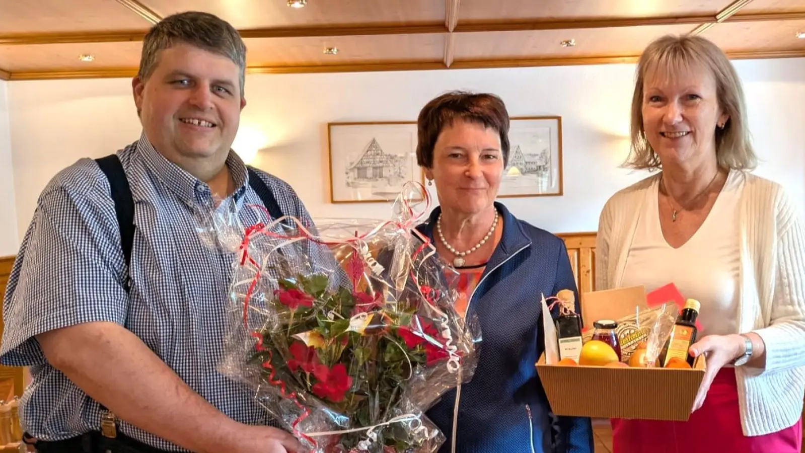 Der Verwaltungsgemeischaftsvorsitzende Dieter Dehling und die Bürgermeisterin der Gemeinde Birgland Brigitte Bachmann-Mühlinghaus verabschiedeten die Verwaltungsangestellte Margit Götz, nach 47 Jahren Dienst im Rathaus in Illschwan,g in die am 1.Juni begonnene Altersteilzeit (Bild: Norbert Weis)