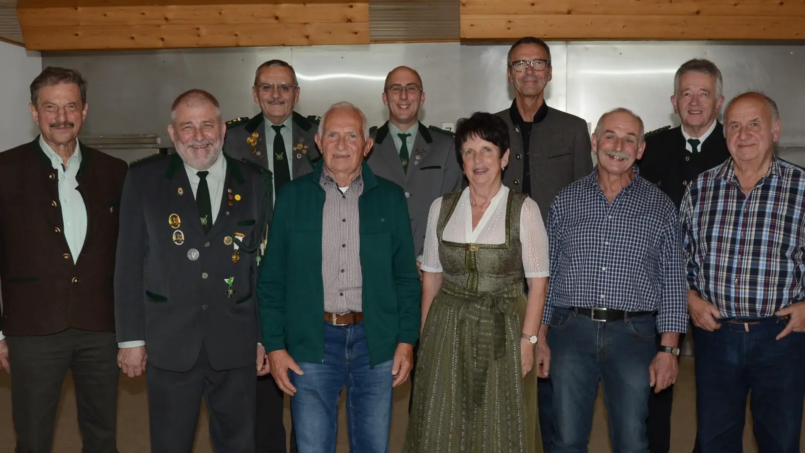 Die Geehrten Dieter Kohl, Schützenmeister Werner Grünthaler, Ehrenschützenmeister Werner Zimmer, Peter Grünthaler, stellv. Schützenmeister Markus Siegert, Hildegard Luber, Bürgermeister Peter Achatzi, Hans Luber, stellv. Gauschützenmeister Fritz Seegerer und Hans Pirner (Bild: Erwin Kolb)