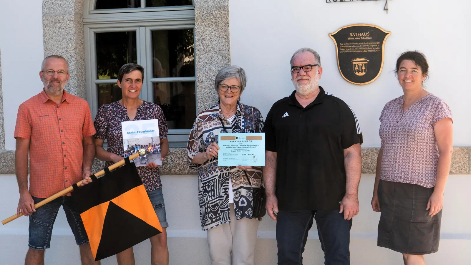 Freude über den Spendenerlös von 1.400 Euro für das Projekt „Feuerkinder“:<br>Mit dabei (von links) die Initiatoren des Spendenlaufs Andreas und Barbara Kaßeckert sowie Dr. Annemarie Schraml, Reiner Gärtner und Andrea Schraml. (Bild: Luis Kaßeckert)