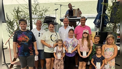 Die Gewinner des Luftballon-Wettfliegens freuten sich über Geschenke der Kolpingsfamilie.  (Bild: Eva Seifried)