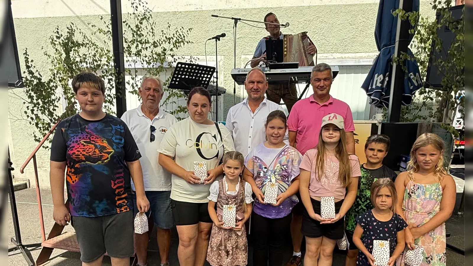 Die Gewinner des Luftballon-Wettfliegens freuten sich über Geschenke der Kolpingsfamilie.  (Bild: Eva Seifried)