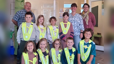 Die Verkehrswacht übergab den 10 ABC-Schützen der Grundschule Ehenfeld reflektierende Sicherheitsüberwürfen, damit die Kinder auch bei Dunkelheit sicher zur Schule und wieder nach Hause kommen. Hinten von links: Verkehrswachtvorsitzender Johann Wagner sowie die Lehrerinnen Lisa-Marie Rösch und Amelie Schaller. (Bild: Anna Wagner)