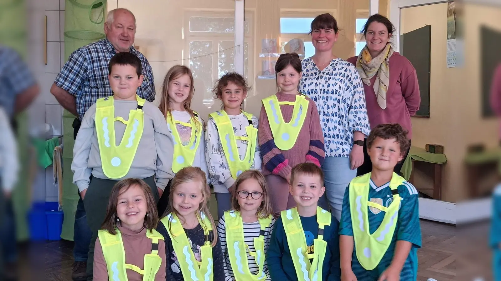 Die Verkehrswacht übergab den 10 ABC-Schützen der Grundschule Ehenfeld reflektierende Sicherheitsüberwürfen, damit die Kinder auch bei Dunkelheit sicher zur Schule und wieder nach Hause kommen. Hinten von links: Verkehrswachtvorsitzender Johann Wagner sowie die Lehrerinnen Lisa-Marie Rösch und Amelie Schaller. (Bild: Anna Wagner)