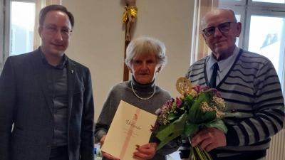 von li.nach re KAB Ortspräses und Kaplan Johannes Spindler die Jubilarin für 60.Jahre Zugehörigkeit zur KAB Fr. Margaretha Dietrich und Vorsitzender Franz Hirmer. (Bild: Christa Hirmer )