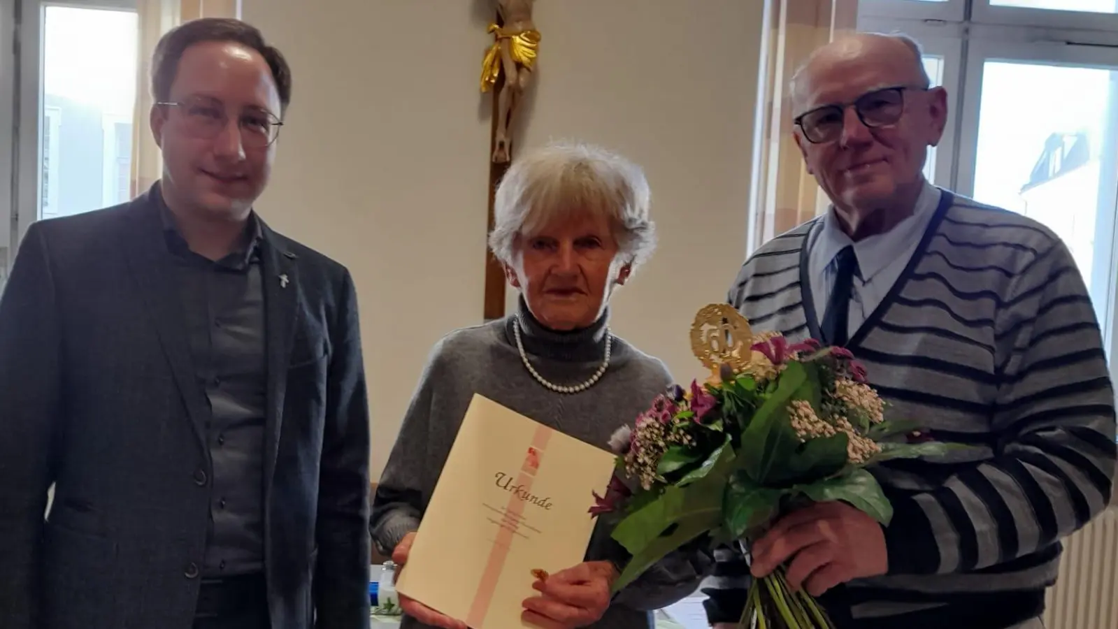 von li.nach re KAB Ortspräses und Kaplan Johannes Spindler die Jubilarin für 60.Jahre Zugehörigkeit zur KAB Fr. Margaretha Dietrich und Vorsitzender Franz Hirmer. (Bild: Christa Hirmer )