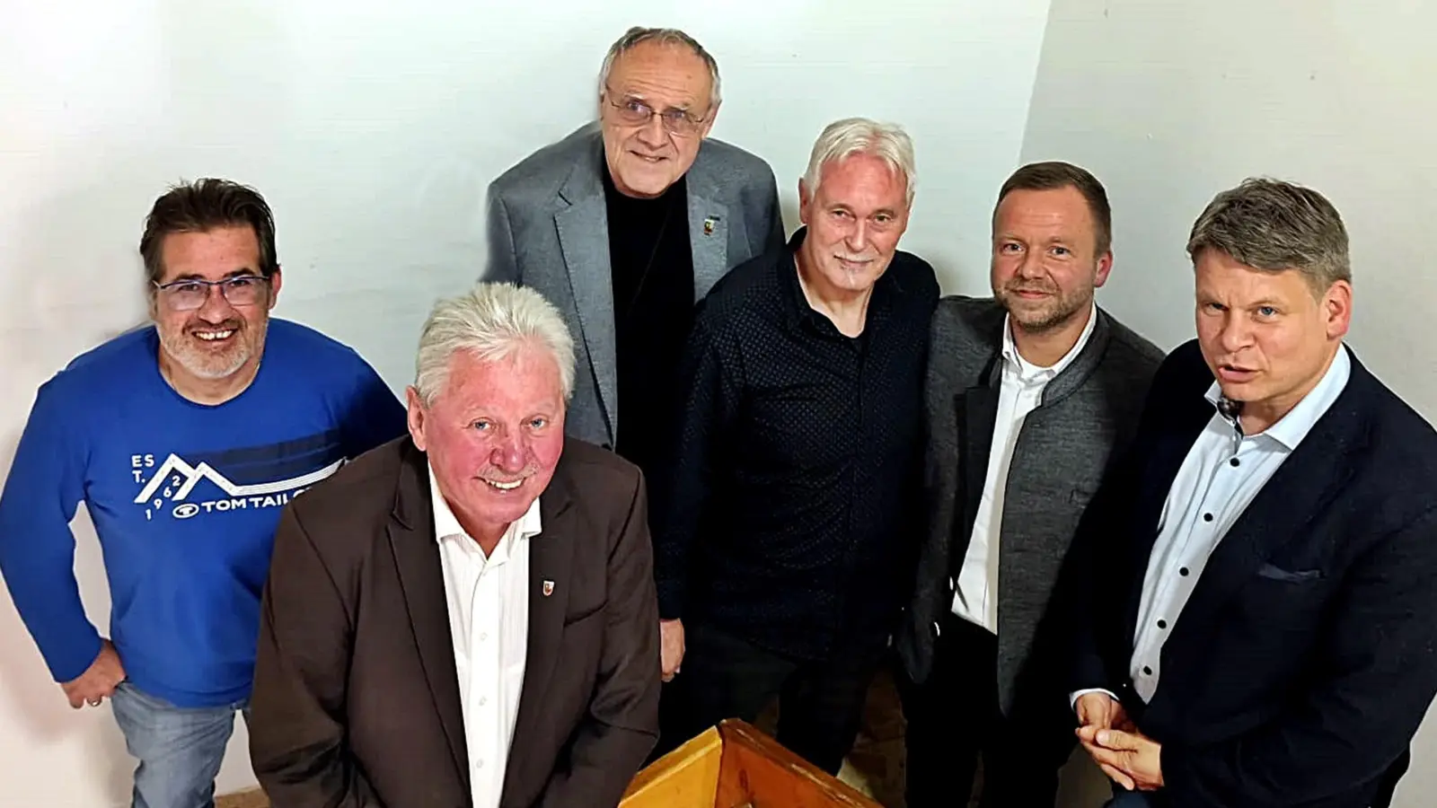 Zum Erinnerungsbild stellten sich nach der Jahreshauptversammlung des FC Weiden-Ost die engere Vorstandschaft, die Ehrengäste und Grußwortredner. (Bild: Reinhard Kreuzer)