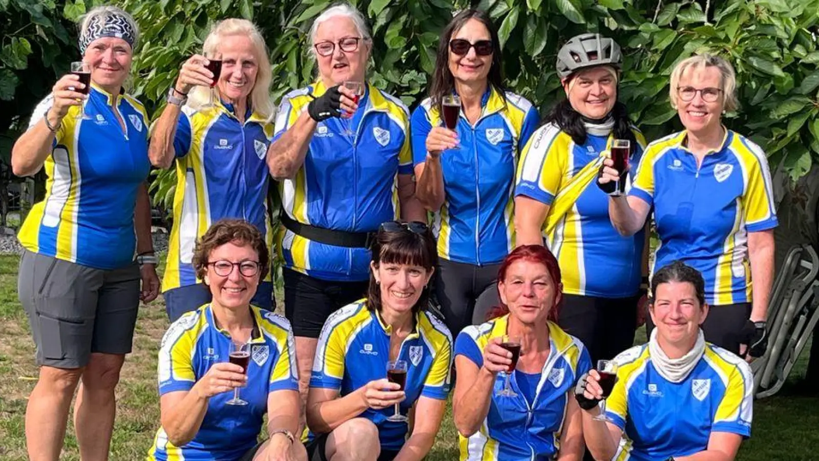 Die Damen im Vereinstrikot vor dem Start ihrer Tour nach Bayreuth. (Bild: Helmut Aures)
