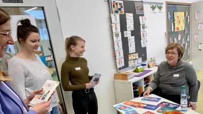 Beratungsstelle für Kinder, Jugendliche und Eltern Tirschenreuth – Fr. Neumann im Gespräch mit Lehrkräften (Bild: unbekannt)