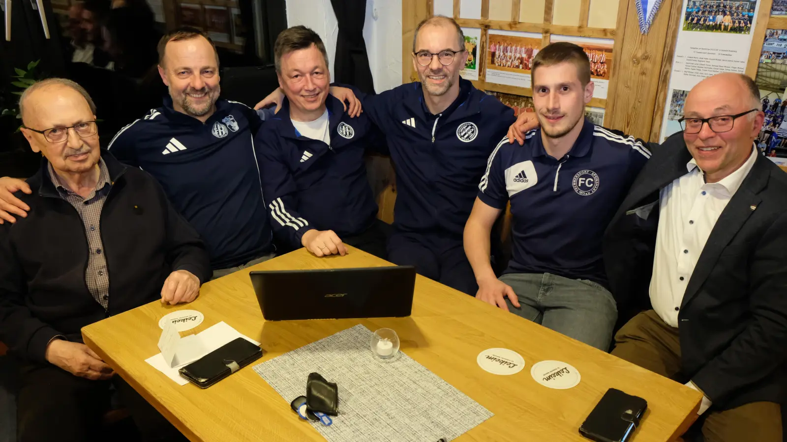 Ehrenvorsitzender Andreas Steinl sen., Vorsitzender Wolfgang Seitz, Schatzmeister Andy Steinl, 2. Vorsitzender Thomas Arnold, Schriftführer Michael Diepold und Bürgermeister Albert Nickl (von links) freuen sich über die außergewöhnlich gute Entwicklung des FC Tremmersdorf/Speinshart.  (Bild: Robert Dotzauer)