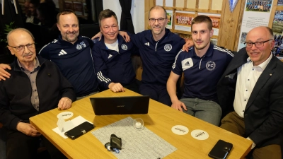 Ehrenvorsitzender Andreas Steinl sen., Vorsitzender Wolfgang Seitz, Schatzmeister Andy Steinl, 2. Vorsitzender Thomas Arnold, Schriftführer Michael Diepold und Bürgermeister Albert Nickl (von links) freuen sich über die außergewöhnlich gute Entwicklung des FC Tremmersdorf/Speinshart.  (Bild: Robert Dotzauer)
