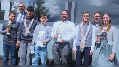 von links: Florian Scharnagl, 1. Bürgermeister Franz Schöner, Theo Müller, Alexander Müller, Alexander Scharnagl, Raffael Scharnagl, Martin Riedl, Vanessa Kaiser (Bild: Sarah Beer)