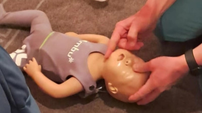 Praktische Übung an der Säuglings-Übungspuppe (Bild: Tanja Götz)