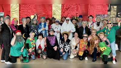 Das Bild zeigt die maskierte Tanzgruppe (Bild: Monika Strehl)