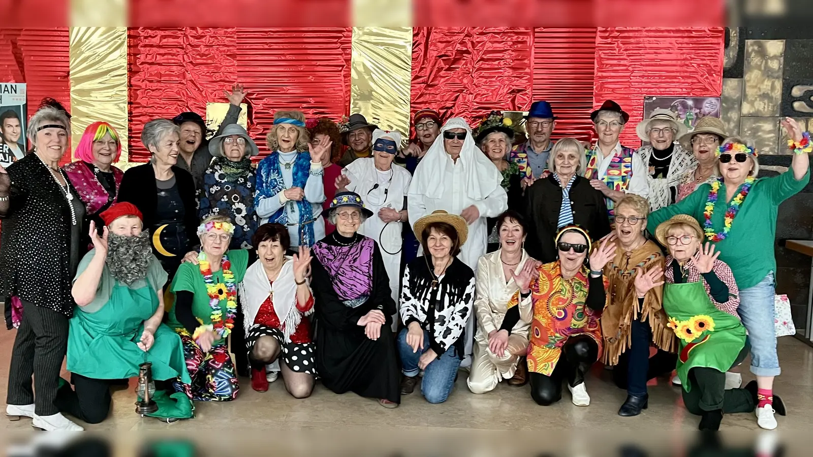 Das Bild zeigt die maskierte Tanzgruppe (Bild: Monika Strehl)