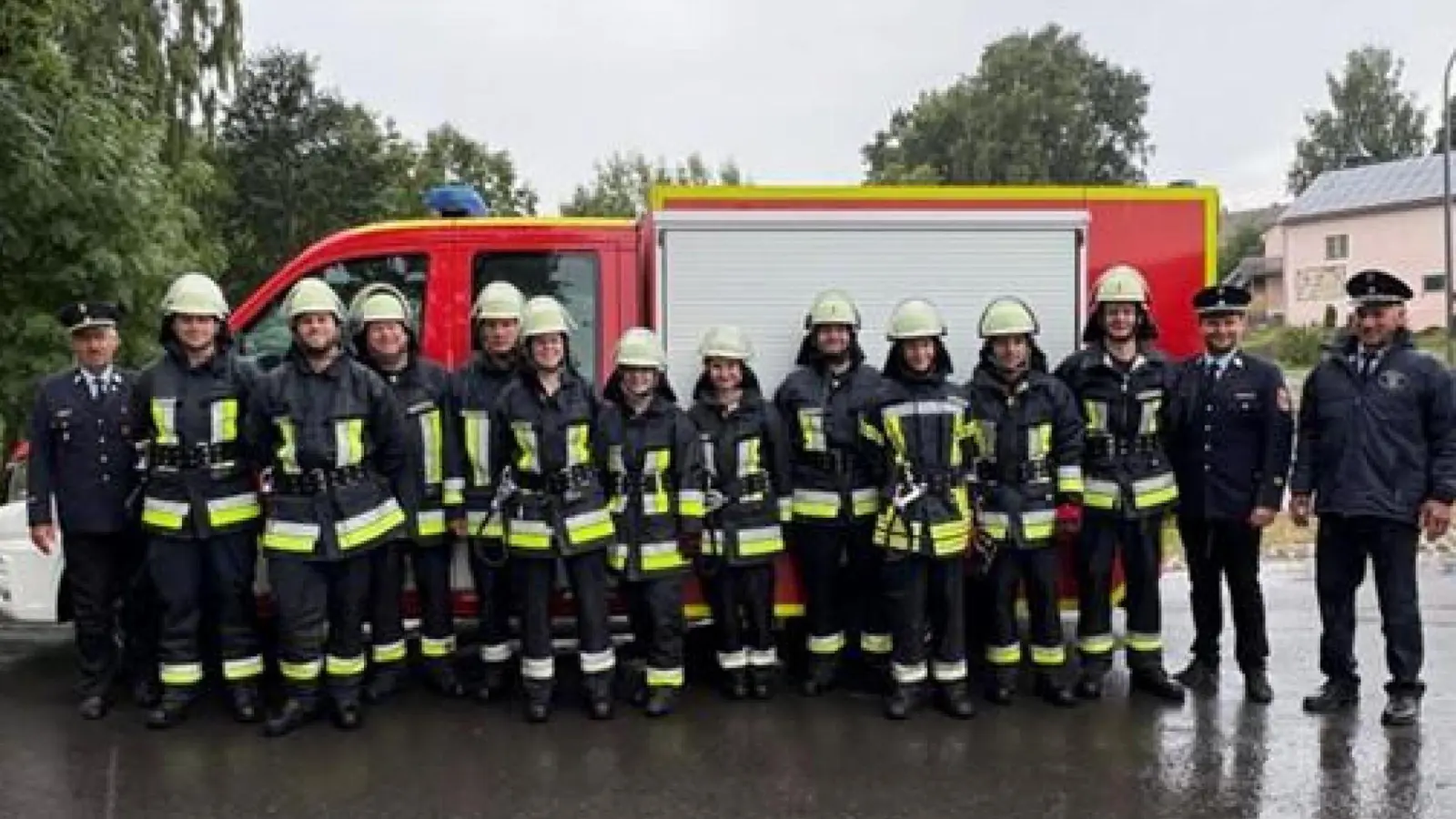 Elf Aktive legten am 12.07.2025 erfolgreich das Leistungsabzeichen „Gruppe im Löscheinsatz” ab. Erster von links Ehren-Kreisbrandrat Wolfgang Fischer, Florian Abeßer, Daniel Bothe, Matthias Bothe, Michael Seitz, Eva Dietrich, Katharina Wölfl, Anja Schrems, Sascha Dziuballe, Andreas Kolb, Christoph Wölfl und Johannes Reichenberger, Kreisbrandmeister Felix Kubitschek. (Bild: Johannes Reichenberger)