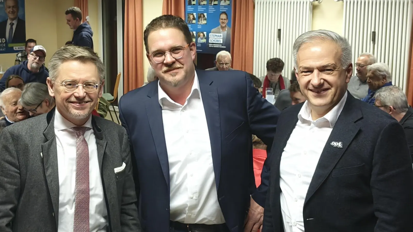 V. l. n. r.: Landtagsvizepräsident Tobias Reiß, 1. Bürgermeister Stephan Schübel, Landrat Roland Grillmeier. (Bild: .Markus Renner)