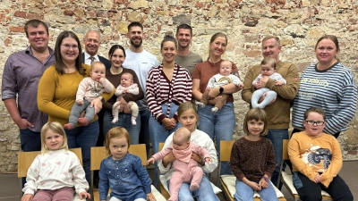 Bürgermeister Thorsten Grädler freut sich, Vilsecks jüngste Bürgerinnen und Bürger willkommen zu heißen. (Bild: Stefanie Gradl)