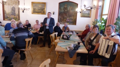  Bürgermeister informiert seine Gemeindebürger beim Seniorennachmittag. (Bild: Sieglinde Schärtl)