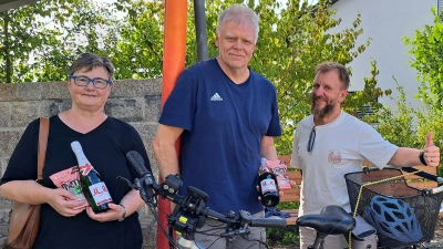 SPD-Vorsitzender Johannes Ambros (rechts) bedankte sich bei den Vielradlern Margit Müller und Martin Menzel mit einer kleinen Aufmerksamkeit. (Bild: Waltraud Lobenhofer)