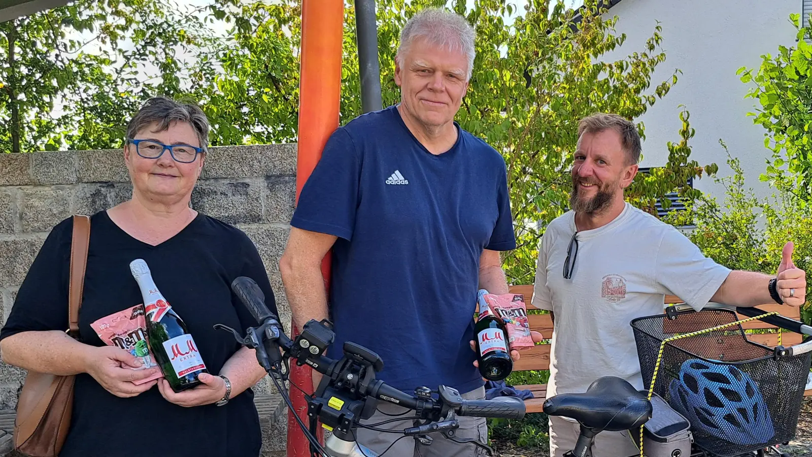 SPD-Vorsitzender Johannes Ambros (rechts) bedankte sich bei den Vielradlern Margit Müller und Martin Menzel mit einer kleinen Aufmerksamkeit. (Bild: Waltraud Lobenhofer)
