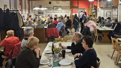 Traditioneller Genuss beim Ausbuttern im Sportheim. (Bild: Gerd Kraus)