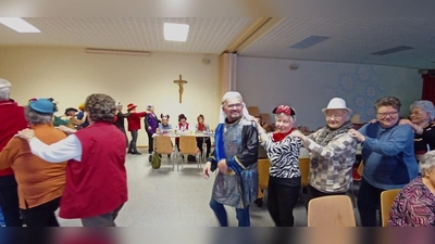 Die Pfarrei-Senioren-Schirmitz bei der Polonaise im Pfarrsaal. Pfarrer Andreas Hanauer beim „Seelsorgegespräch”. (Bild: Sabine Bäumler)