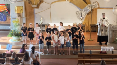 Zum Abschied bekamen die Vorschulkinder in der Pfarrkirche ein gesegnetes Kreuz von Pfarrer Norbert Götz umgehängt und durften dieses mit nach Hause nehmen.  (Bild: Franz Völkl)