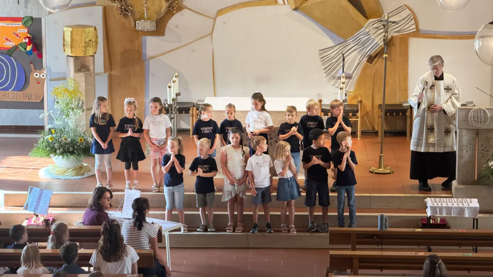 Zum Abschied bekamen die Vorschulkinder in der Pfarrkirche ein gesegnetes Kreuz von Pfarrer Norbert Götz umgehängt und durften dieses mit nach Hause nehmen.  (Bild: Franz Völkl)