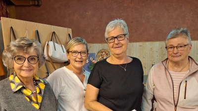 Strahlende Gesichter beim Preisromme'. Hildegard Gallitzendörfer, Vorsitzende des Frauenbundes Hahnbach und die drei glücklichen Gewinnerinnen. Angela Dietrich (3. Platz), Betty Flierl (1. Platz) und Martha Ströhl (3. Platz)  (Bild: Margarete Hirsch)