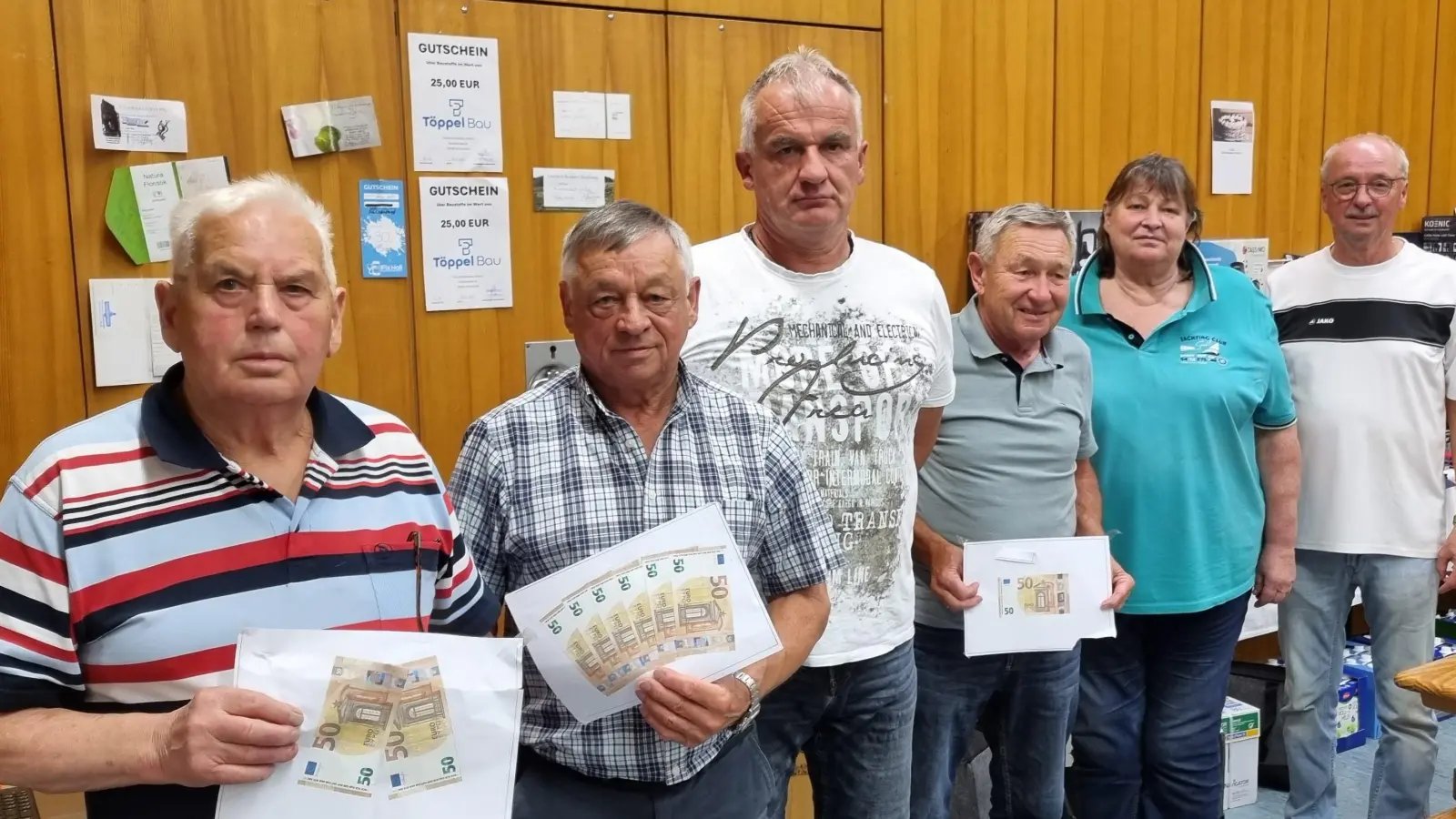 Der beste unter den 136 Schafkopfern war Ferdinand Müller (zweiter von links). Platz eins wurde ihm mit 300 Euro versüßt.  (Bild: Werner Härtl)