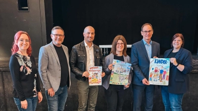 Von links: Corinna Dietz (Regionalbibliothek), Christof Rolf (OTV), Florian Vogel (1. Vorsitzender SJR), Julia Zimmermann (Geschäftsführerin SJR), Robert Stahl (Sparkasse), Katharina Glaser (Assistenz der Geschäftsführung. Das Gewinnerbild ist das in der Mitte. Herr Vogel hält das Bild des 2. Platzes und Herr Stahl das Bild, das den 3. Platz belegt hat.  (Bild: Kathi Glaser)